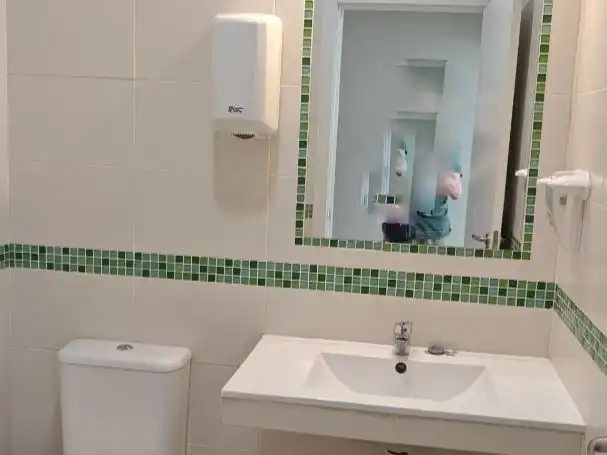 Badezimmer von Geschaftsraum zur Miete in Rivas-Vaciamadrid mit Klimaanlage, Heizung und Parkett