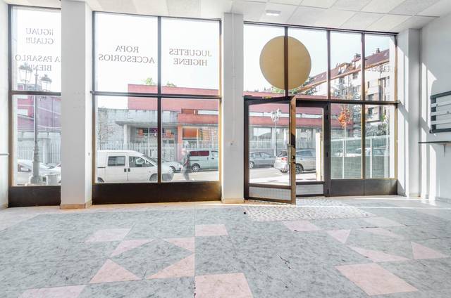Local comercial en Venta en Calle de Evaristo Valle, 38 en Milán - Pumarín