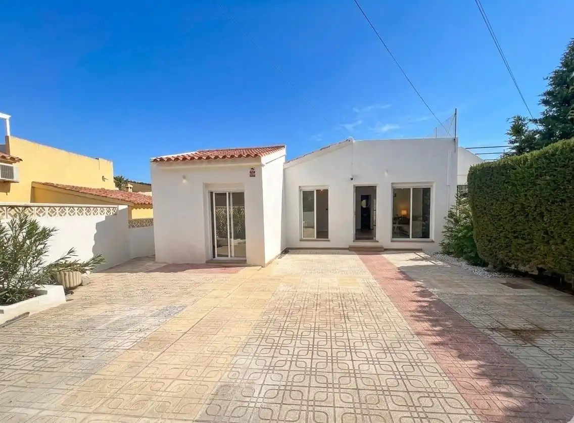 Vista exterior de Casa adosada en venda en La Nucia amb Aire condicionat, Terrassa i Piscina comunitària