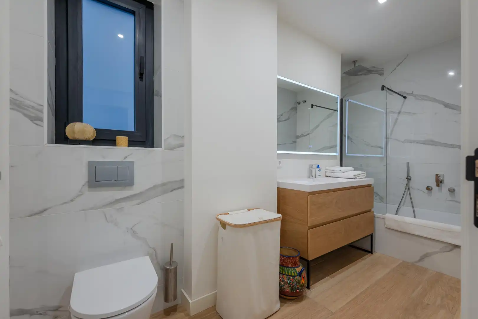 Bathroom of Flat for rent in Girona  with Air Conditioner and Heating