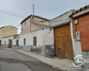 Vista exterior de Casa adosada en venda en Ajofrín amb Jardí privat