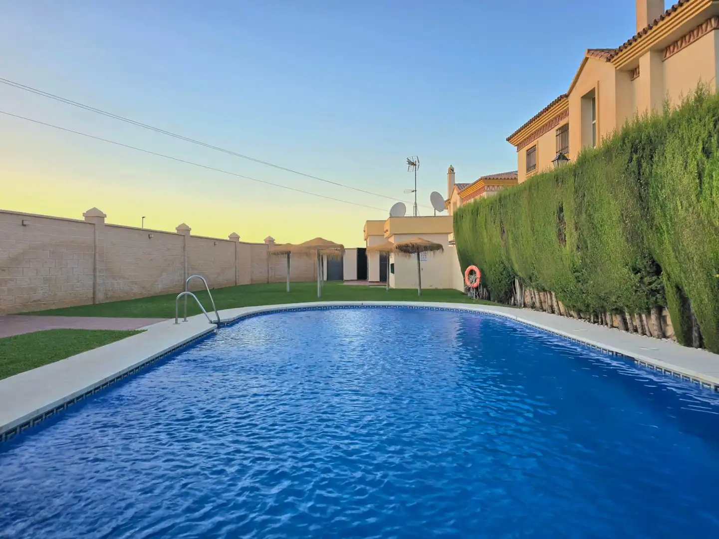 Piscina de Casa adosada en venda en Alhaurín de la Torre amb Aire condicionat, Calefacció i Terrassa