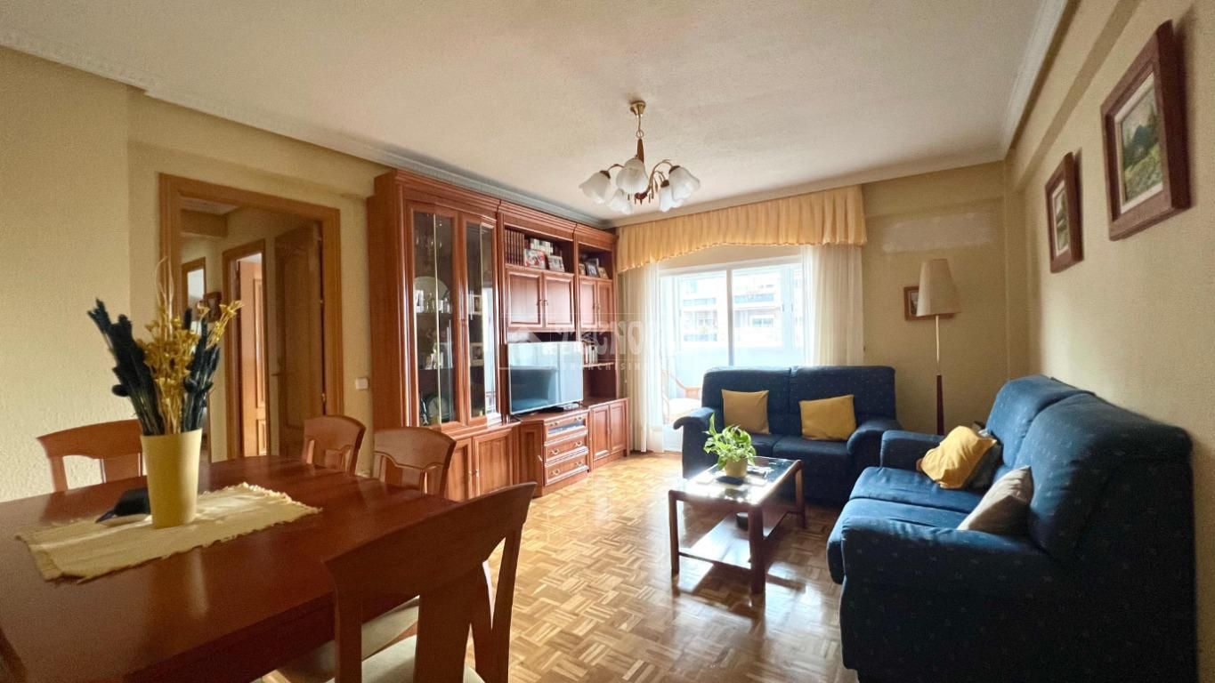 Living room of Flat for sale in  Madrid Capital  with Air Conditioner, Heating and Parquet flooring