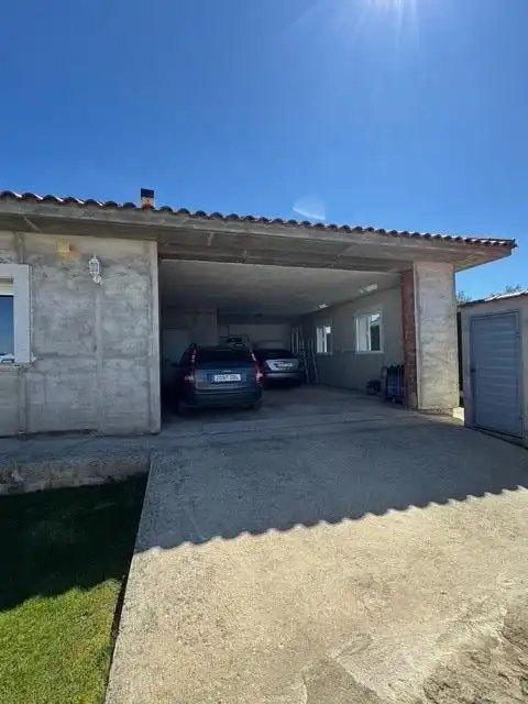 Aparcament de Casa o xalet en venda en Calvarrasa de Arriba amb Calefacció, Jardí privat i Terrassa