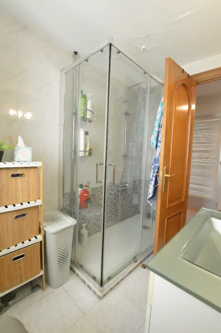 Baño de Casa adosada en venta en Pozuelo de Alarcón con Aire acondicionado, Calefacción y Jardín privado
