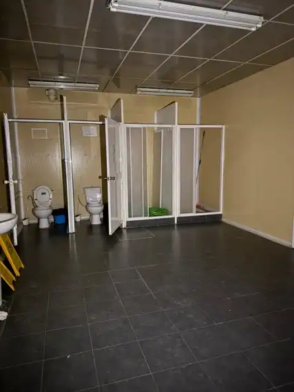 Badezimmer von Fabrikhallen zur Miete in Sevilla