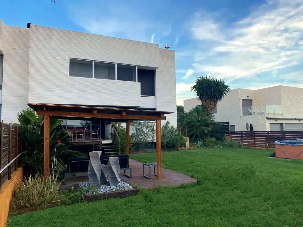 Jardín de Casa adosada en venta en Mataró con Aire acondicionado, Calefacción y Jardín privado