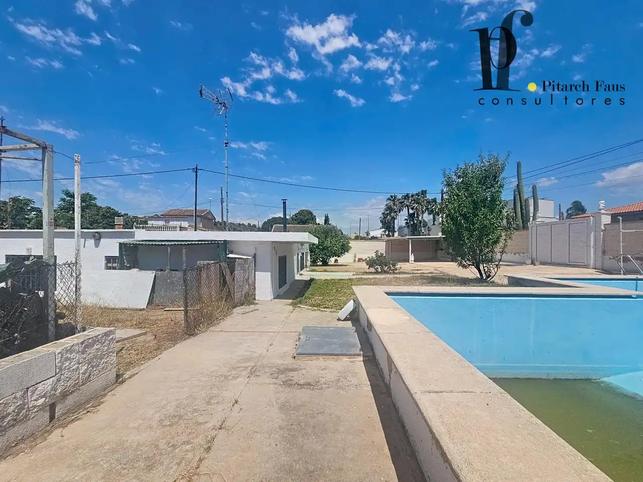 Swimming pool of Houses for sale in La Pobla de Vallbona