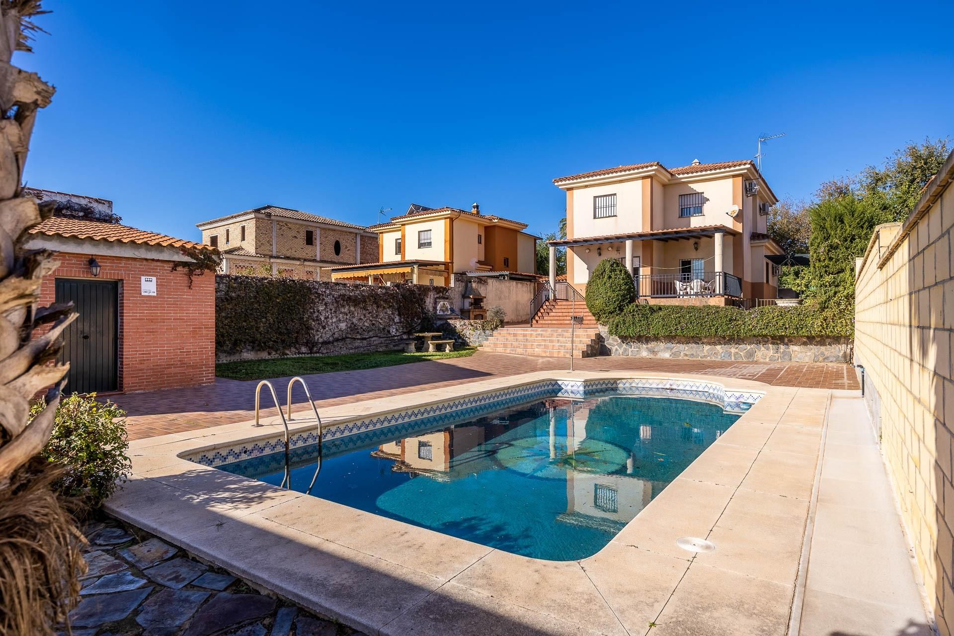 Swimming pool of House or chalet for sale in Almensilla  with Air Conditioner, Private garden and Terrace