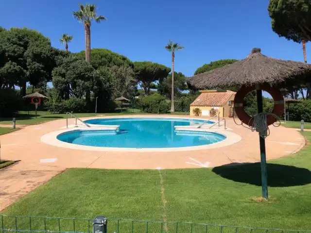 Piscina de Casa adosada en venda en Chiclana de la Frontera amb Aire condicionat, Calefacció i Jardí privat