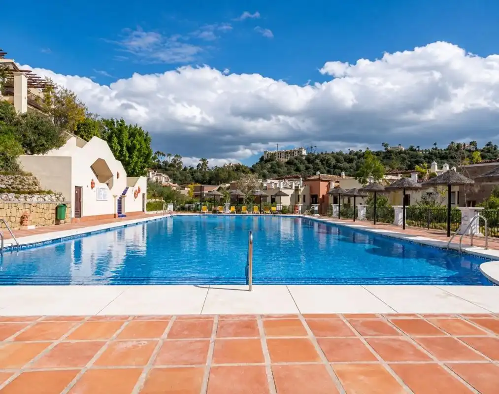 Piscina de Pis en venda en Benahavís amb Aire condicionat, Calefacció i Jardí privat