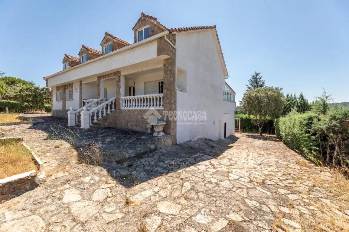 Vista exterior de Casa o xalet en venda en Hoyo de Manzanares amb Calefacció i Jardí privat