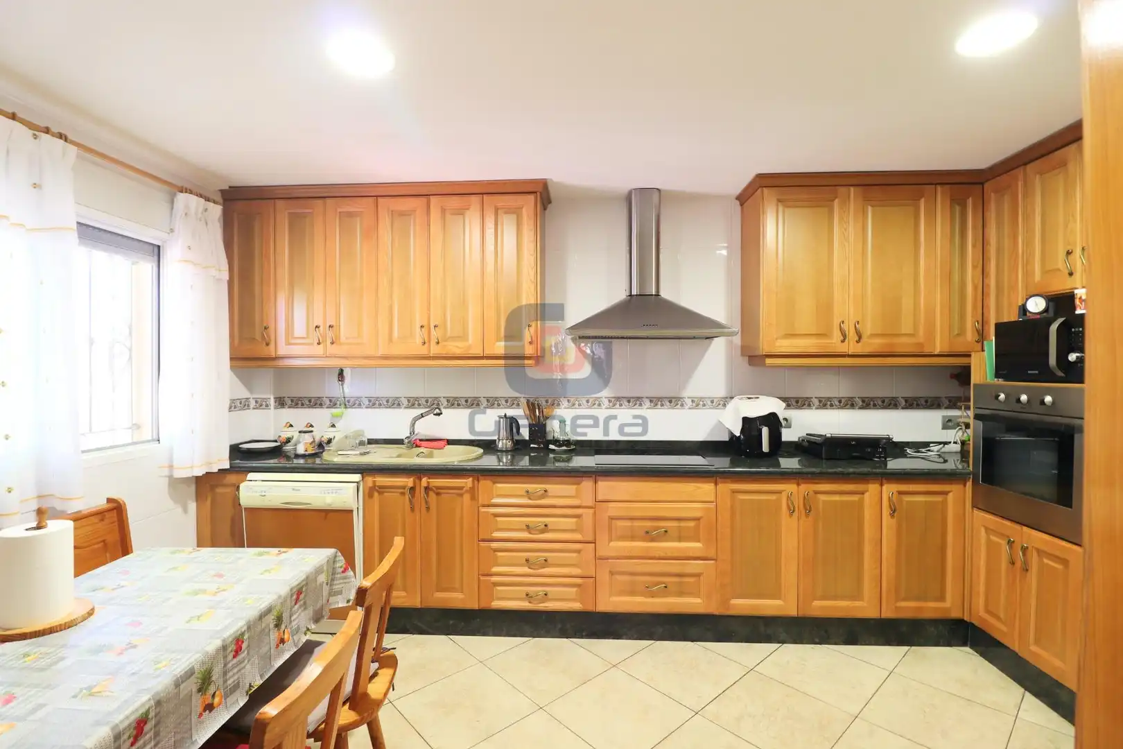 Cocina de Casa o chalet en venta en San Vicente del Raspeig / Sant Vicent del Raspeig con Aire acondicionado, Calefacción y Jardín privado