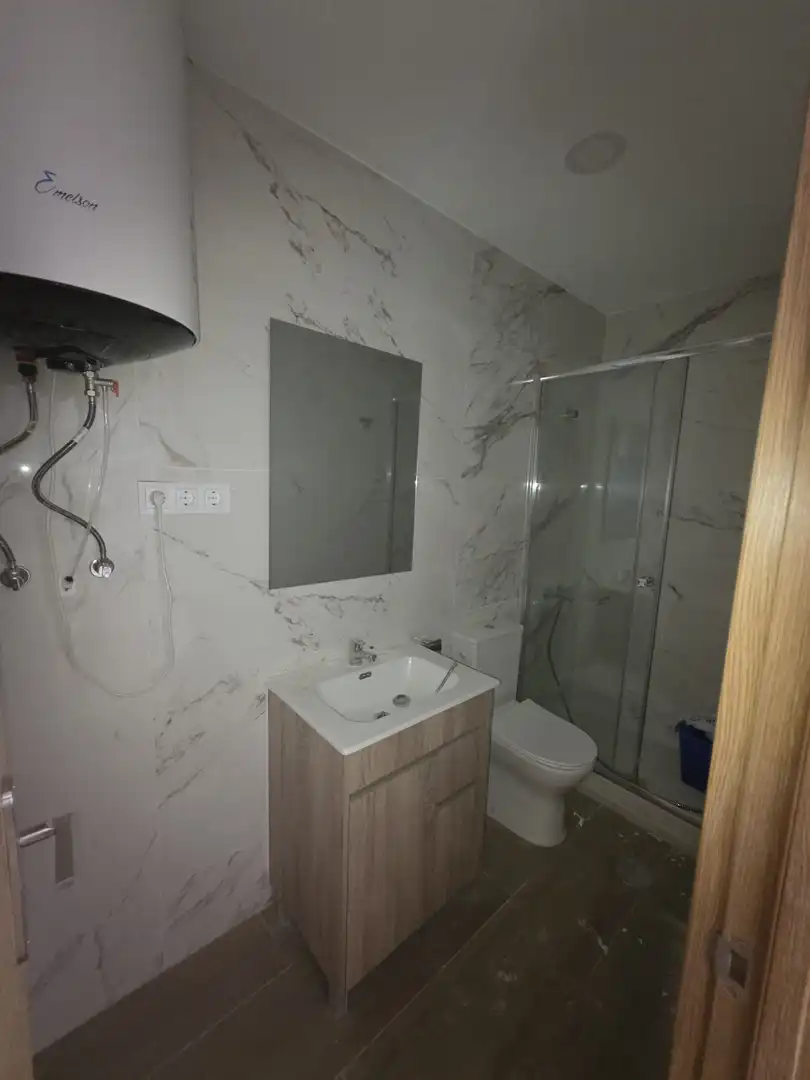 Badezimmer von Wohnung zur Miete in Parla mit Waschmaschine