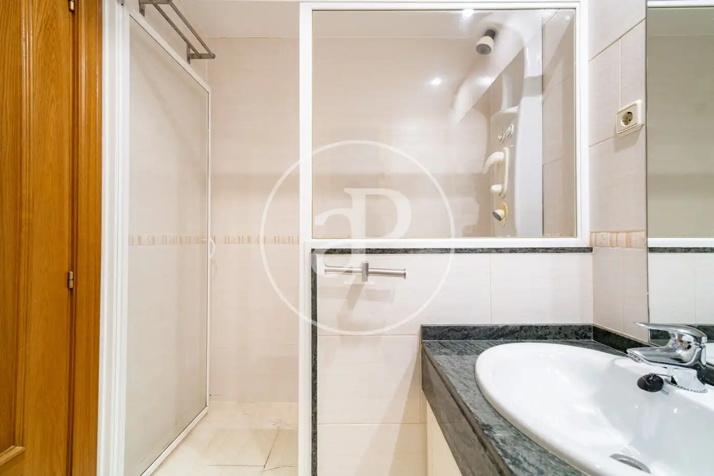 Bathroom of Flat for sale in Barcelona  with Heating and Balcony