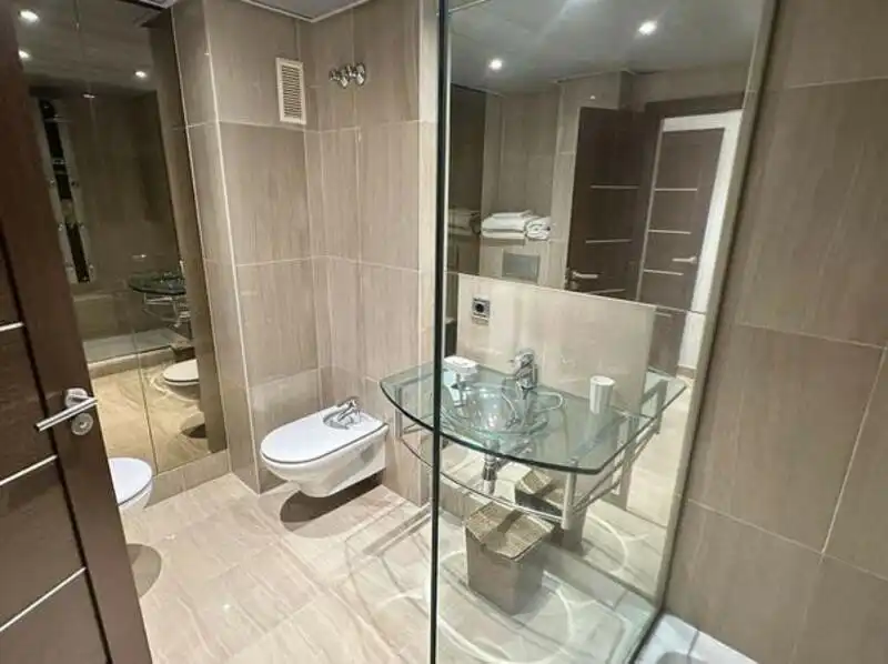 Baño de Apartamento de alquiler en Estepona con Aire acondicionado, Terraza y Piscina