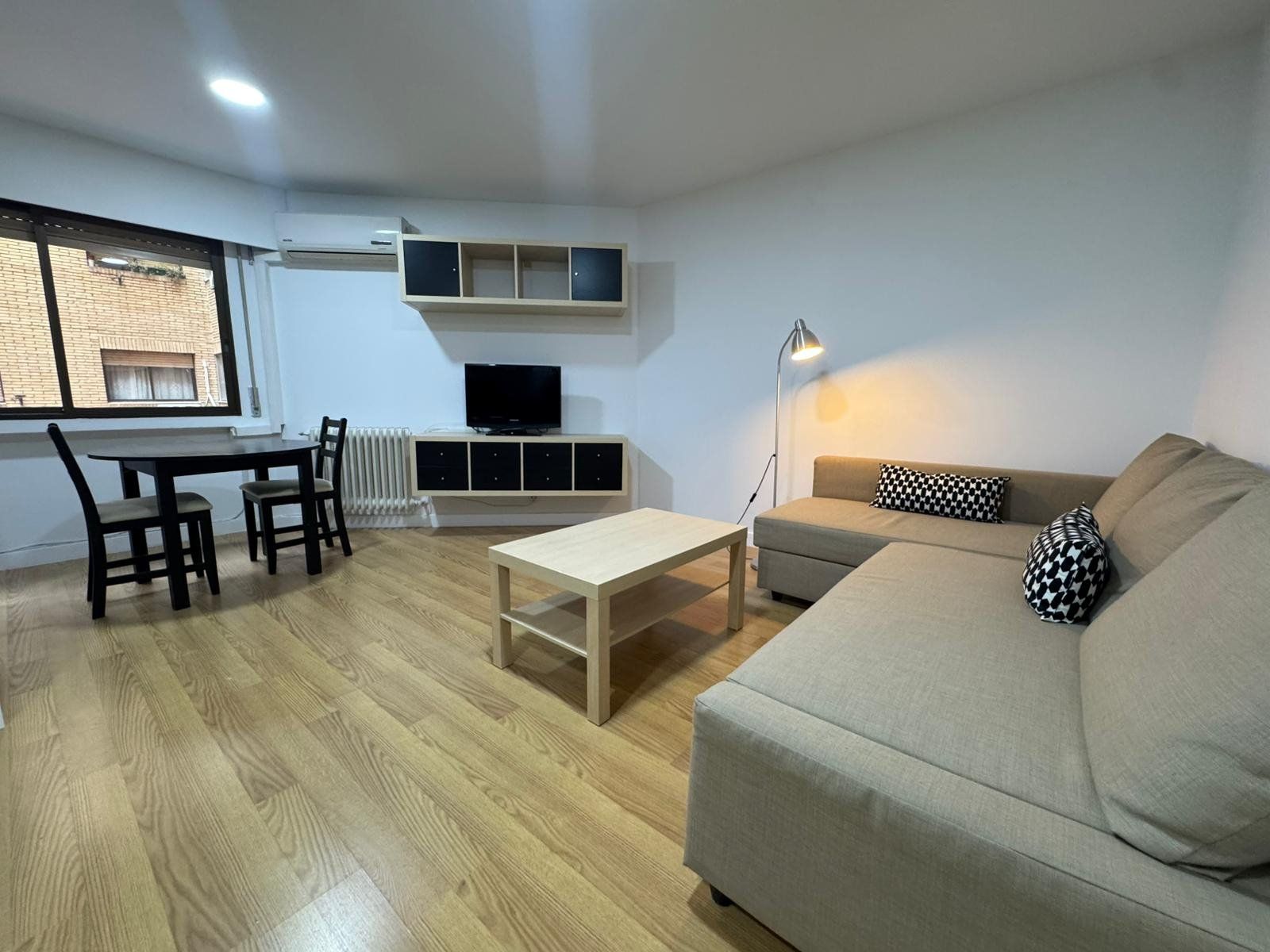 Sala de estar de Piso de alquiler en  Madrid Capital con Aire acondicionado, Calefacción y Parquet