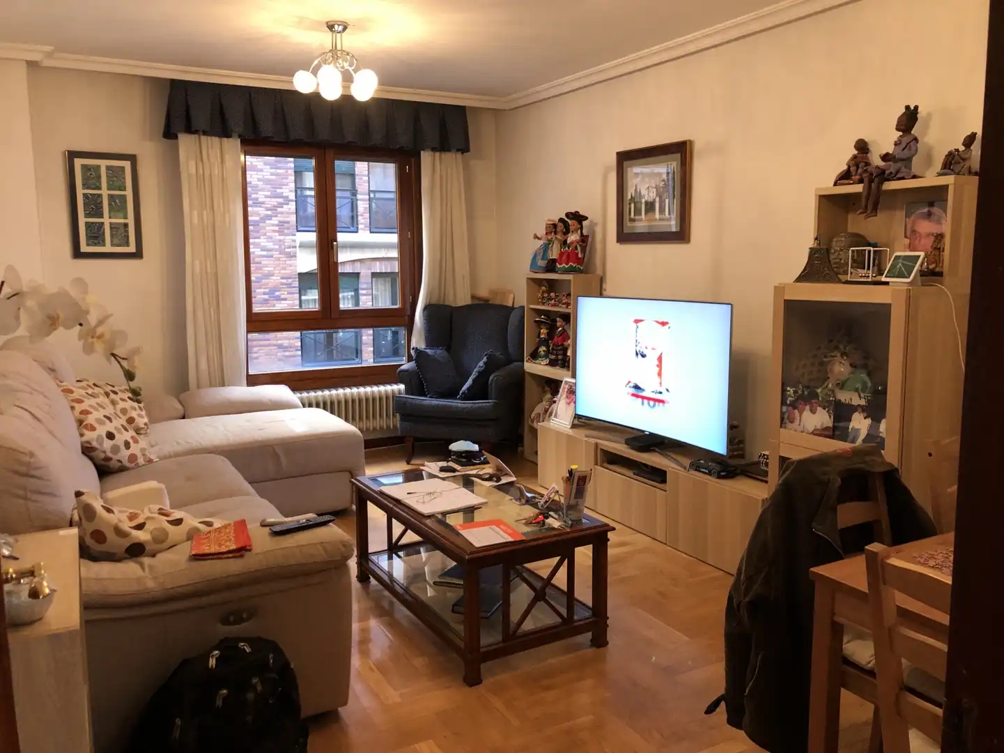 Living room of Flat for rent in Oviedo   with Heating, Parquet flooring and Storage room