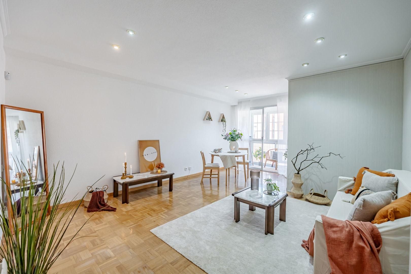Living room of Flat for sale in  Madrid Capital  with Heating, Private garden and Parquet flooring