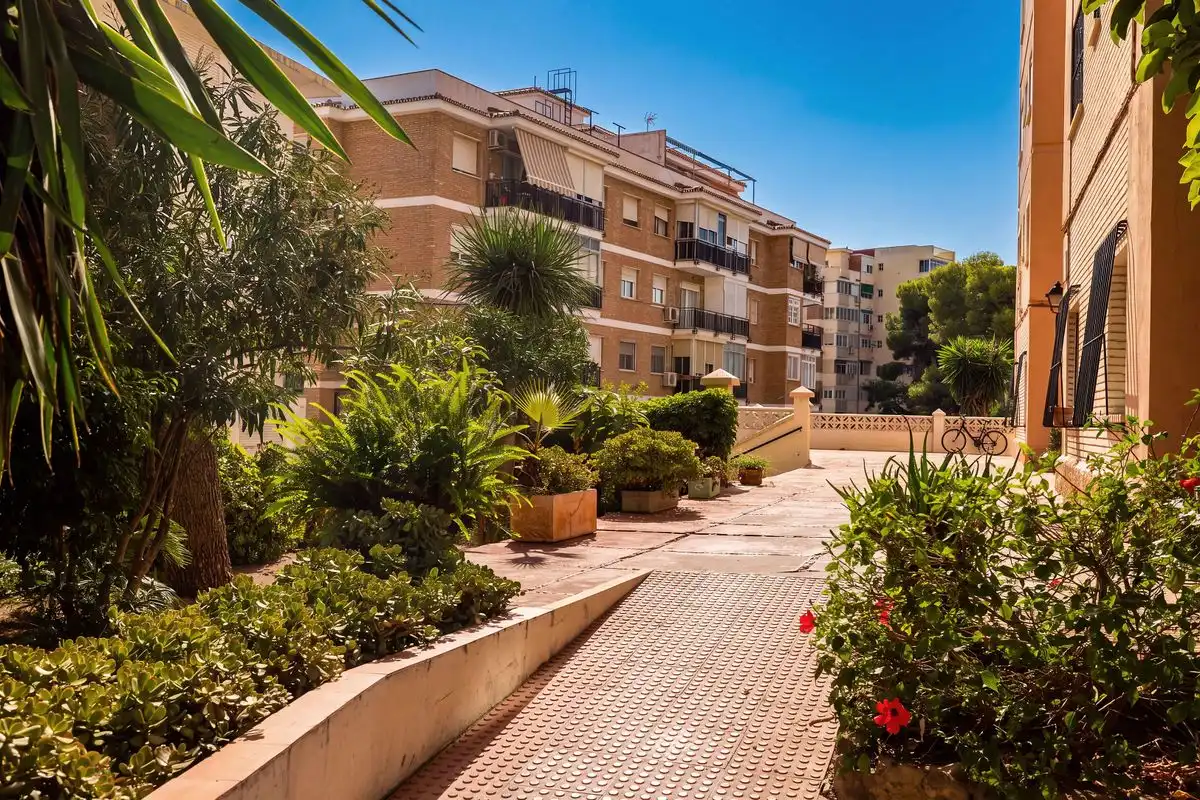 Vista exterior de Planta baja en venta en Torremolinos con Aire acondicionado, Calefacción y Jardín privado