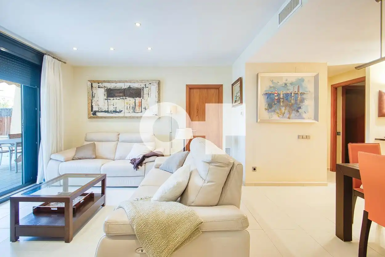 Sala d'estar de Planta baixa en venda en Cubelles amb Aire condicionat, Calefacció i Jardí privat