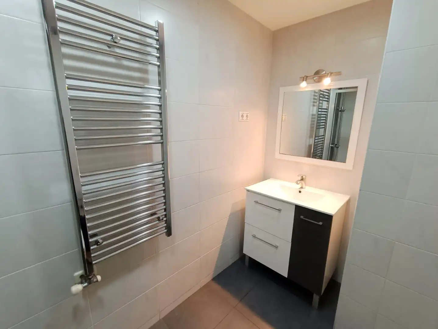 Badezimmer von Erdgeschoss zum Verkauf in Badalona mit Heizung, Parkett und Balkon