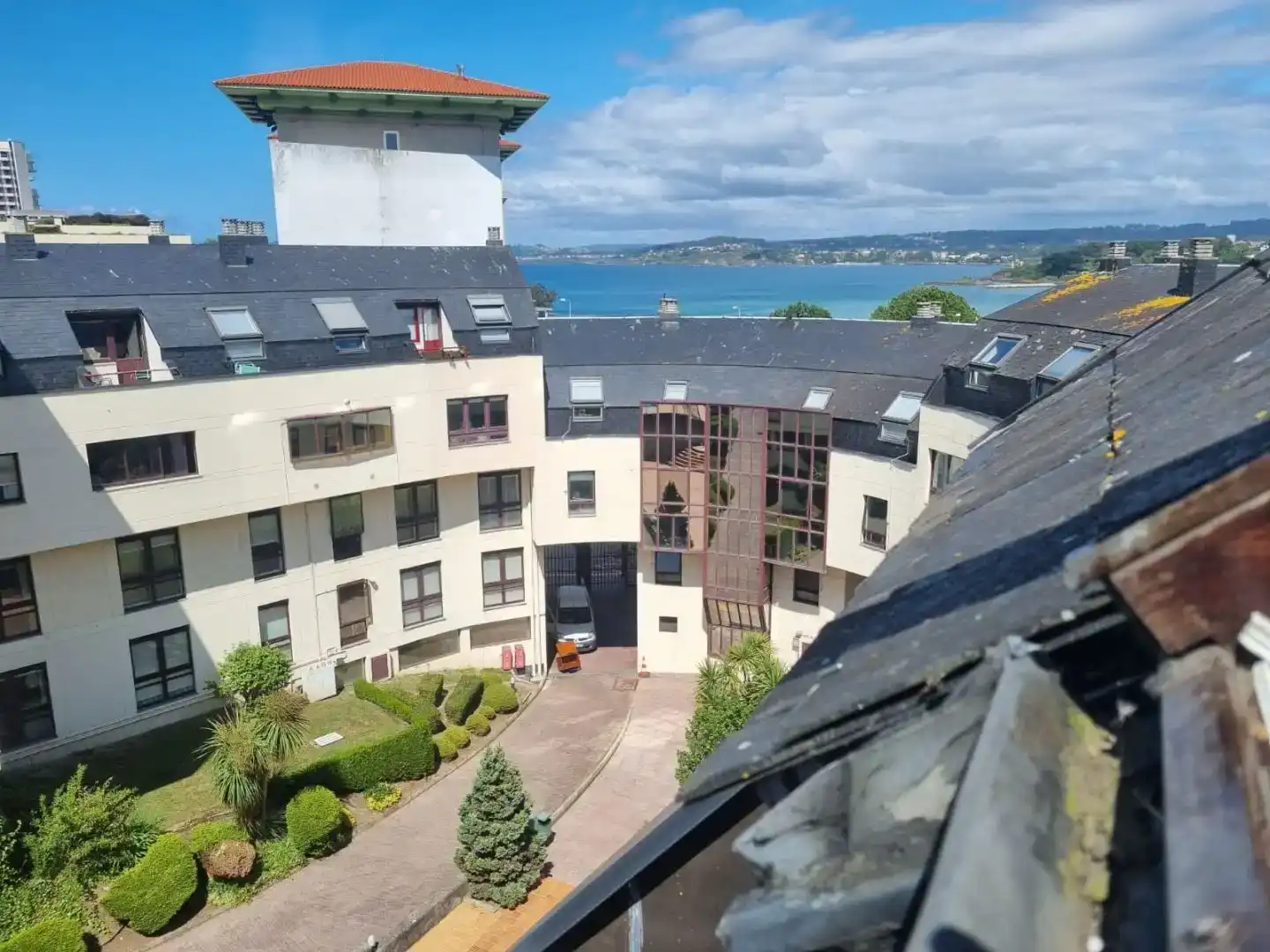 Vista exterior de Pis en venda en A Coruña Capital  amb Jardí privat, Parquet i Piscina