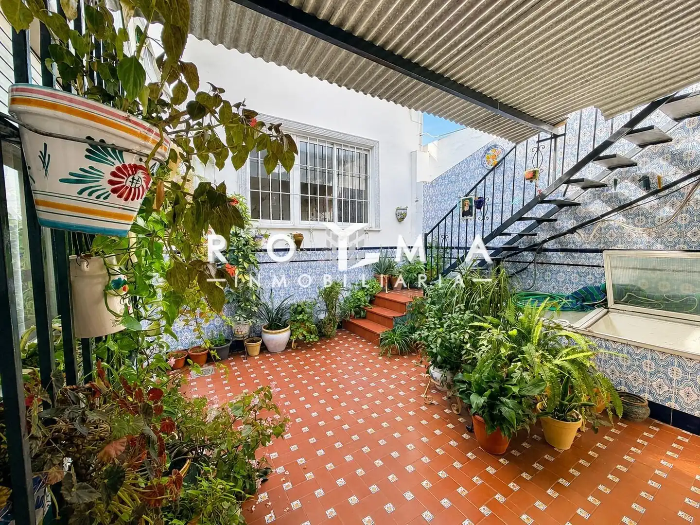Vista exterior de Casa o xalet en venda en Dos Hermanas amb Aire condicionat, Terrassa i Balcó