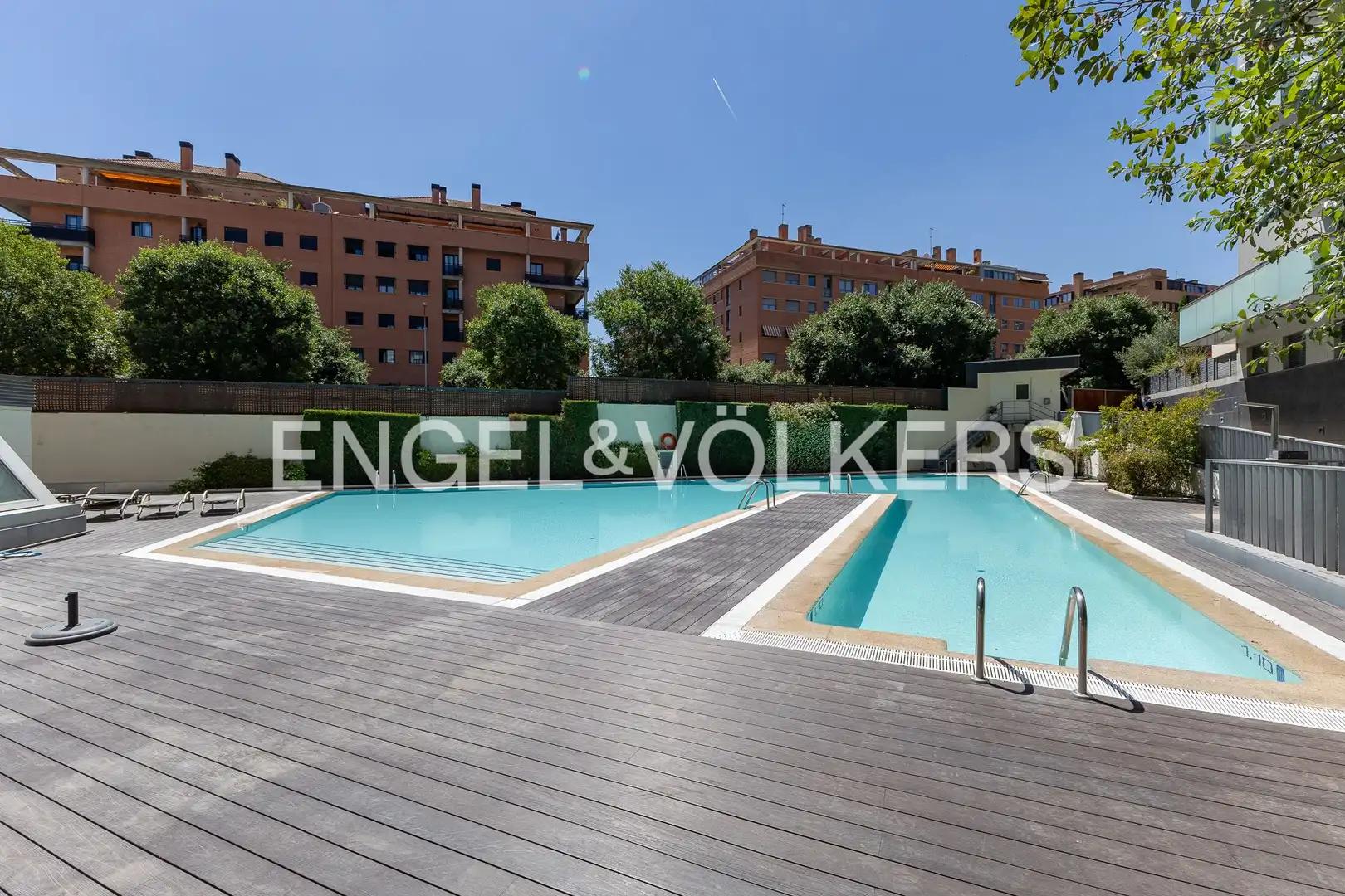 Piscina de Apartamento en venta en Madrid con Aire acondicionado, Calefacción y Jardín privado