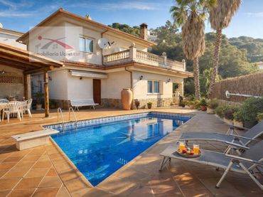 House with pool for sale in Canyelles