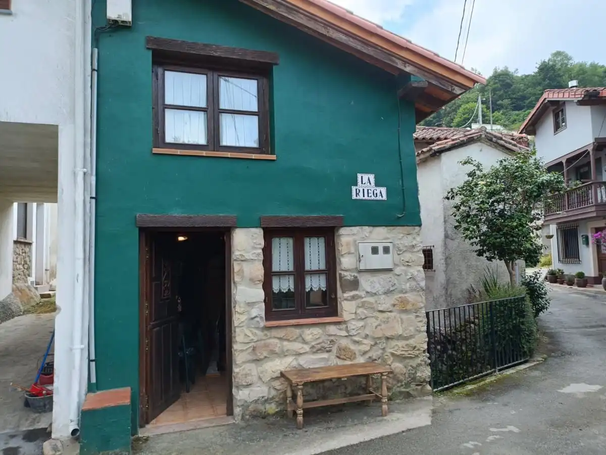 Außenansicht von Einfamilien-Reihenhaus zum Verkauf in Llanes mit Heizung und Möbliert