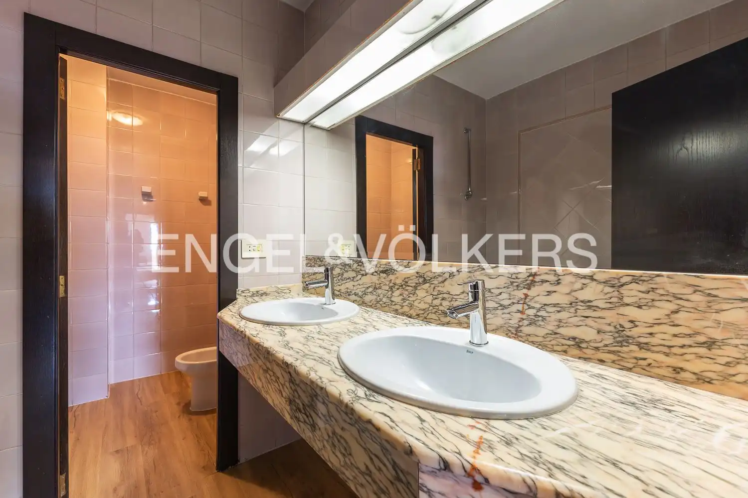 Baño de Piso en venta en Valencia con Aire acondicionado, Calefacción y Balcón