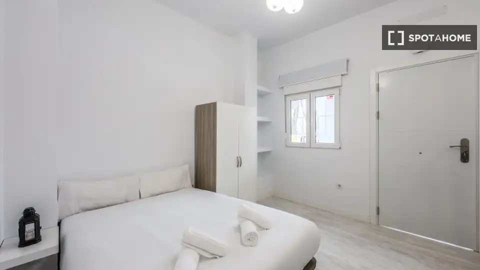 Bedroom of Flat for rent in Madrid  with Air Conditioner, Heating and Furnished