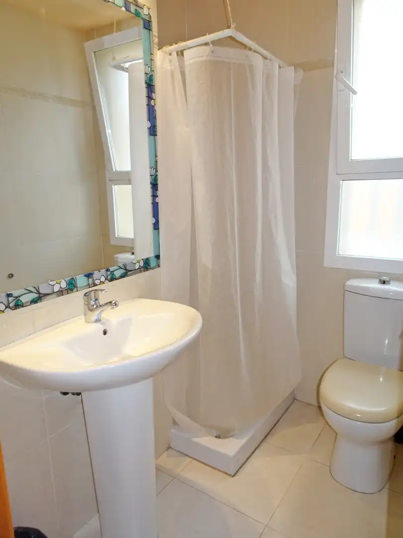Baño de Apartamento de alquiler en Gandia con Parquet, Terraza y Amueblado