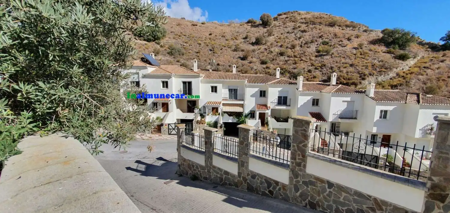 Vista exterior de Casa adosada en venta en Almuñécar con Aire acondicionado, Terraza y Piscina