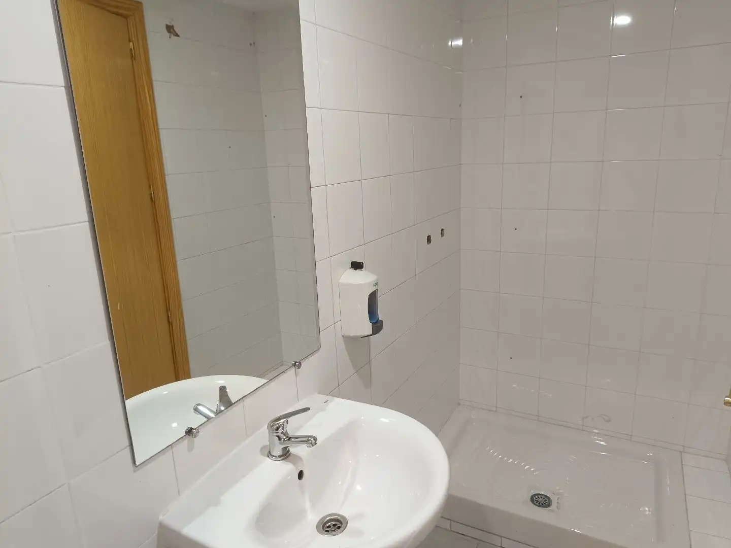 Baño de Local de alquiler en Arroyomolinos (Madrid) con Amueblado, Internet y Alarma