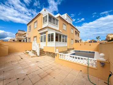 Bungalow amb piscina en venda a Calle GIJON DE 147