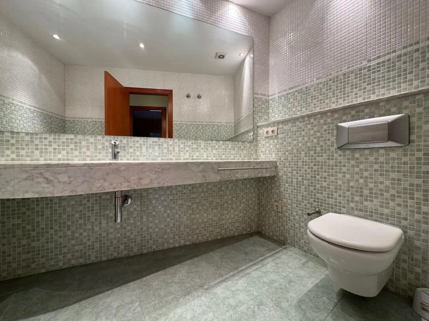Bathroom of Attic for sale in Figueres  with Air Conditioner, Heating and Terrace