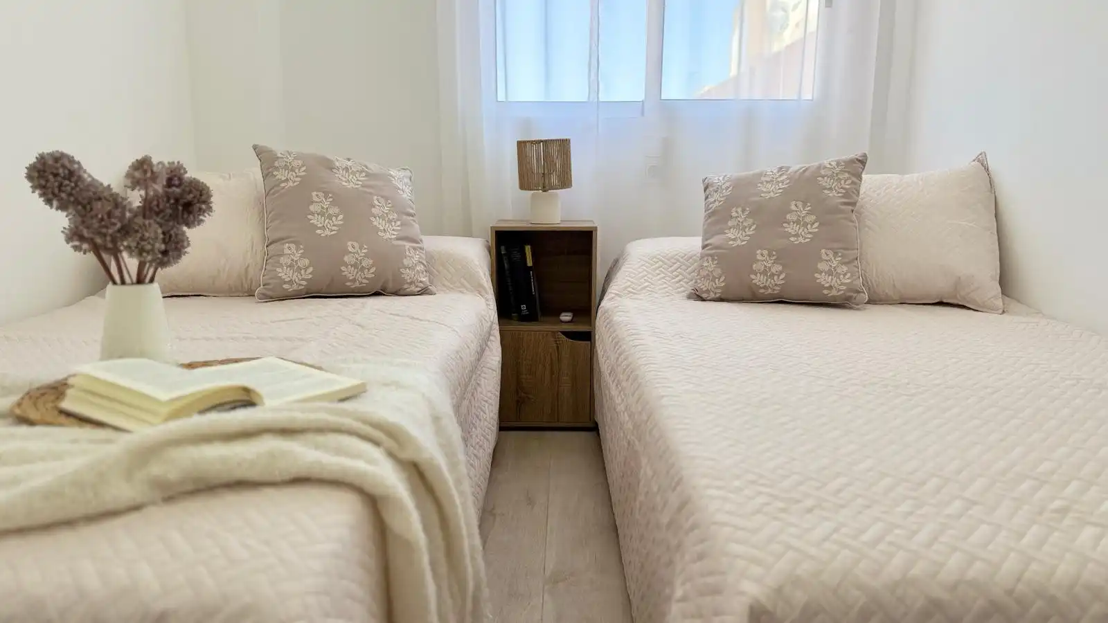 Habitación de Apartamento de alquiler en Torrevieja con Aire acondicionado, Calefacción y Terraza