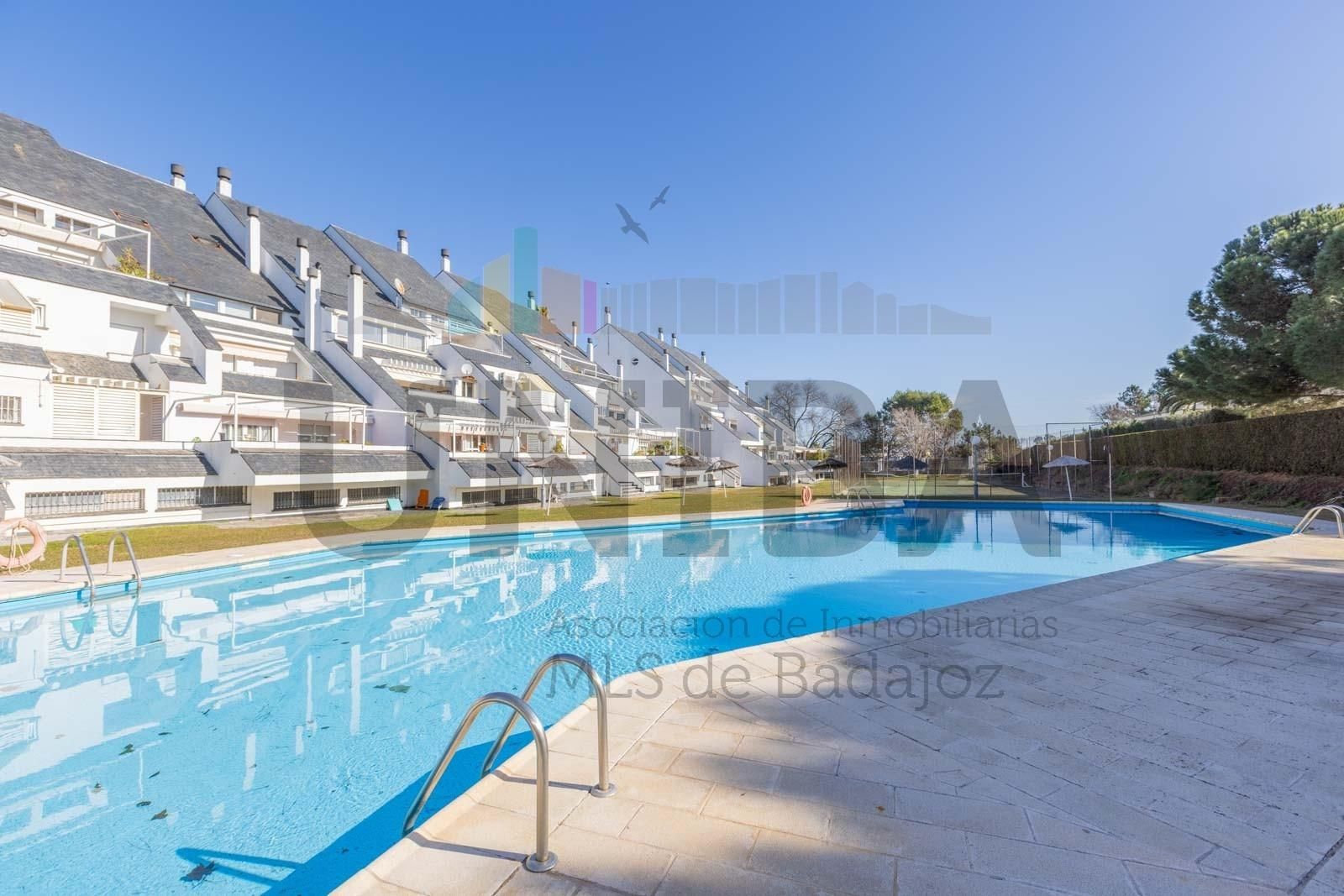Swimming pool of Attic for sale in Badajoz Capital  with Air Conditioner, Heating and Private garden