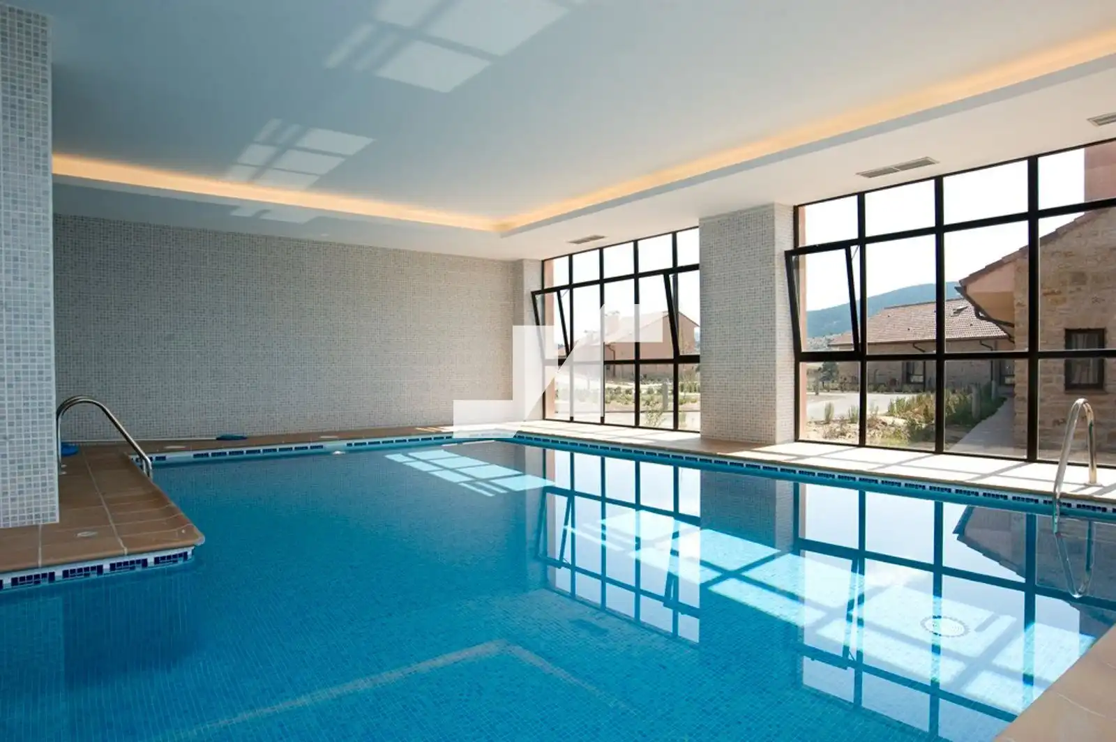Piscina de Edificio en venta en Orea