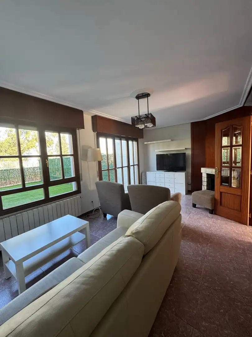 Sala d'estar de Casa adosada en venda en Polanco amb Calefacció, Jardí privat i Parquet