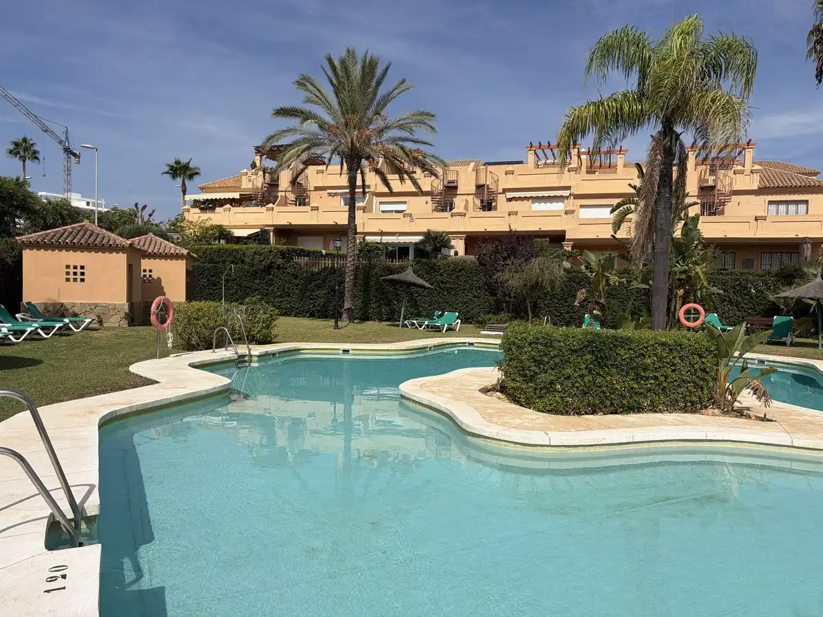 Vista exterior de Casa adosada en venda en Estepona Pueblo