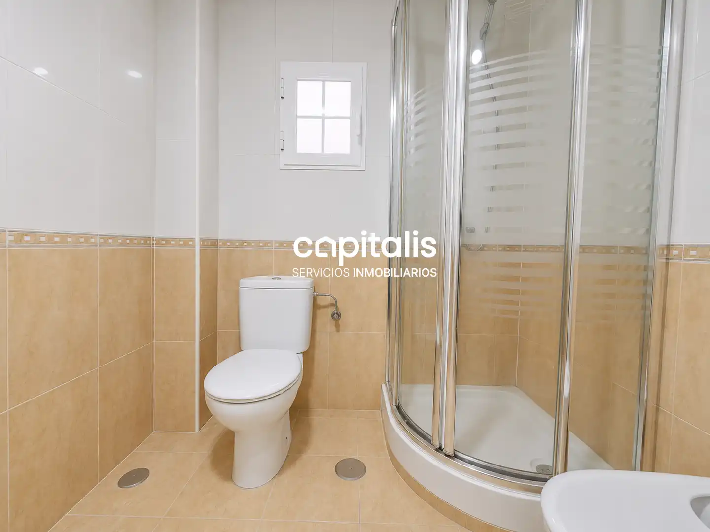 Badezimmer von Wohnung zur Miete in Madrid mit Klimaanlage und Heizung