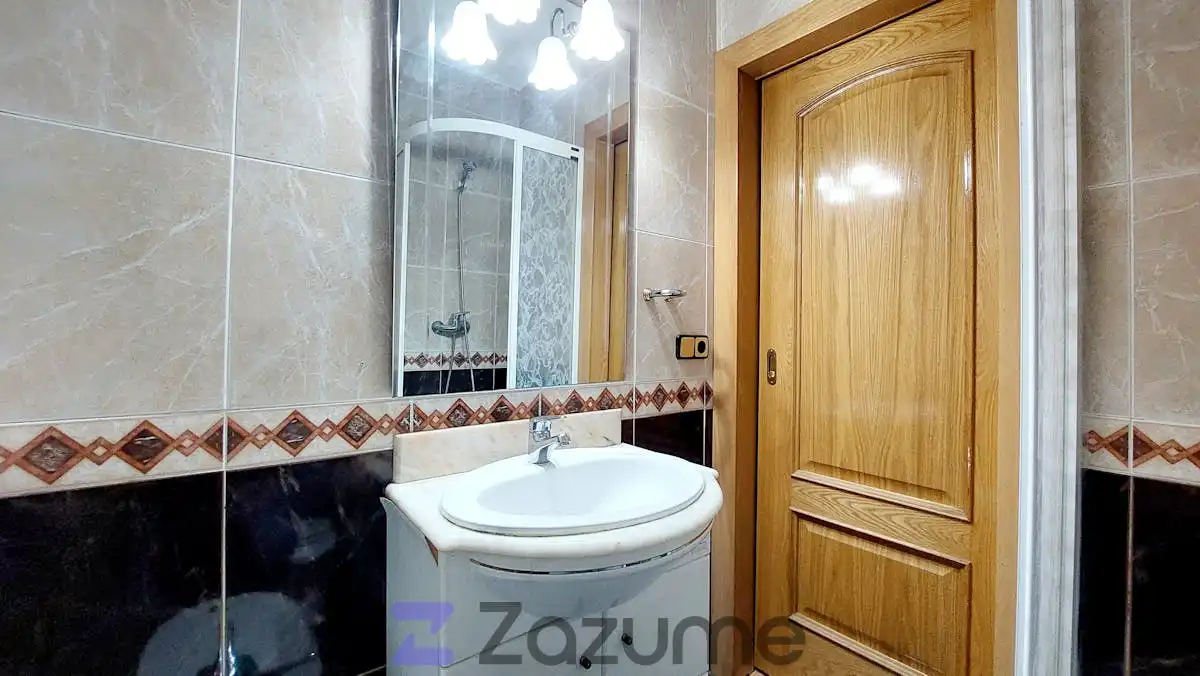 Bathroom of Flat for rent in Madrid  with Air Conditioner, Heating and Oven