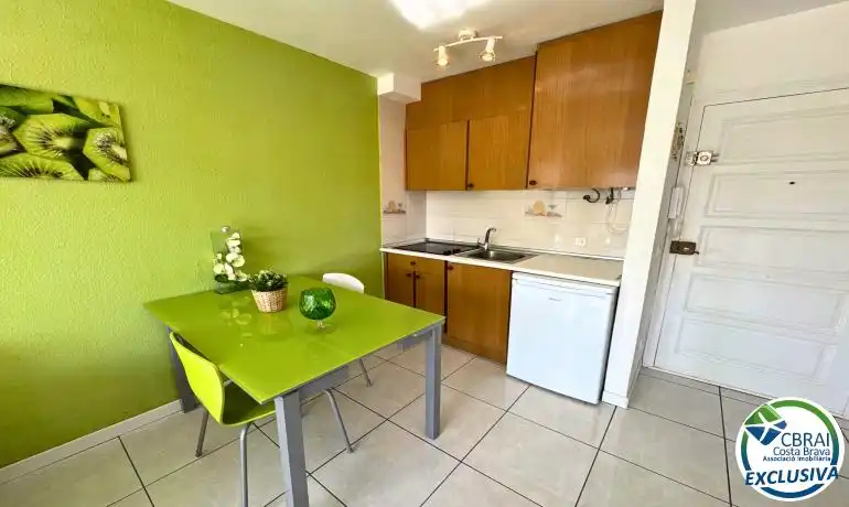 Cuina de Apartament en venda en Roses amb Calefacció i Moblat