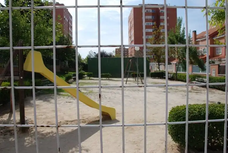 Vista exterior de Casa adosada en venta en Fuenlabrada con Aire acondicionado, Calefacción y Jardín privado