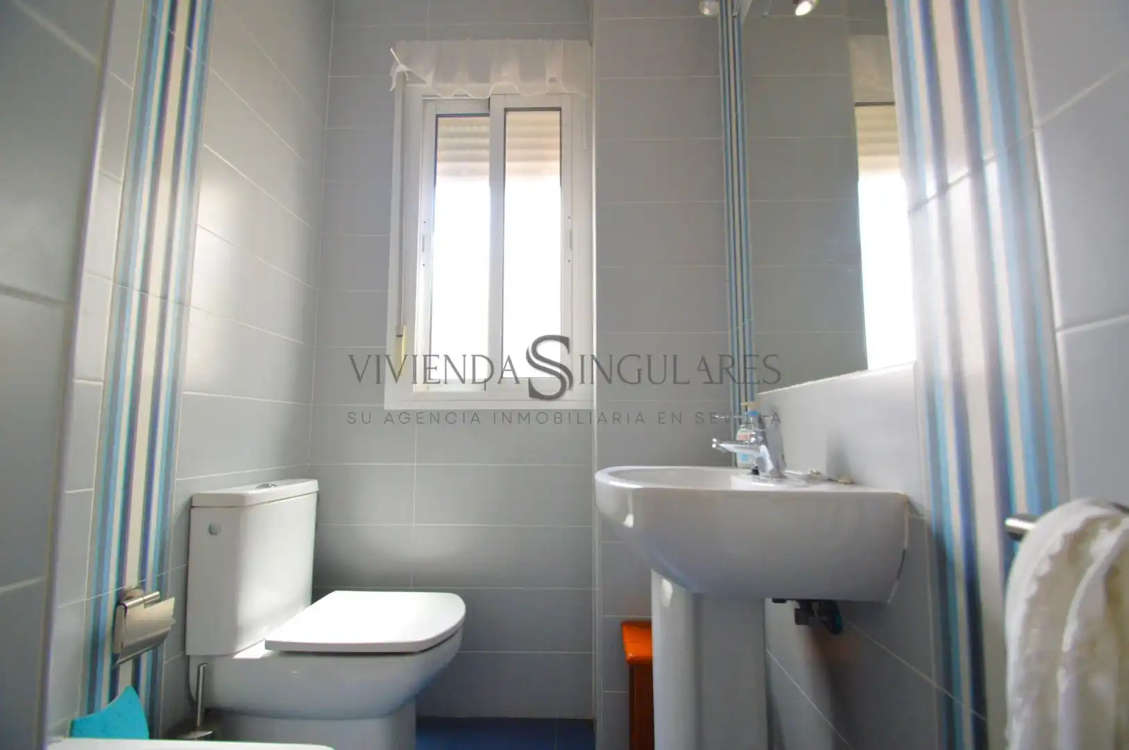 Bathroom of Flat for sale in Sevilla  with Air Conditioner, Terrace and Storage room