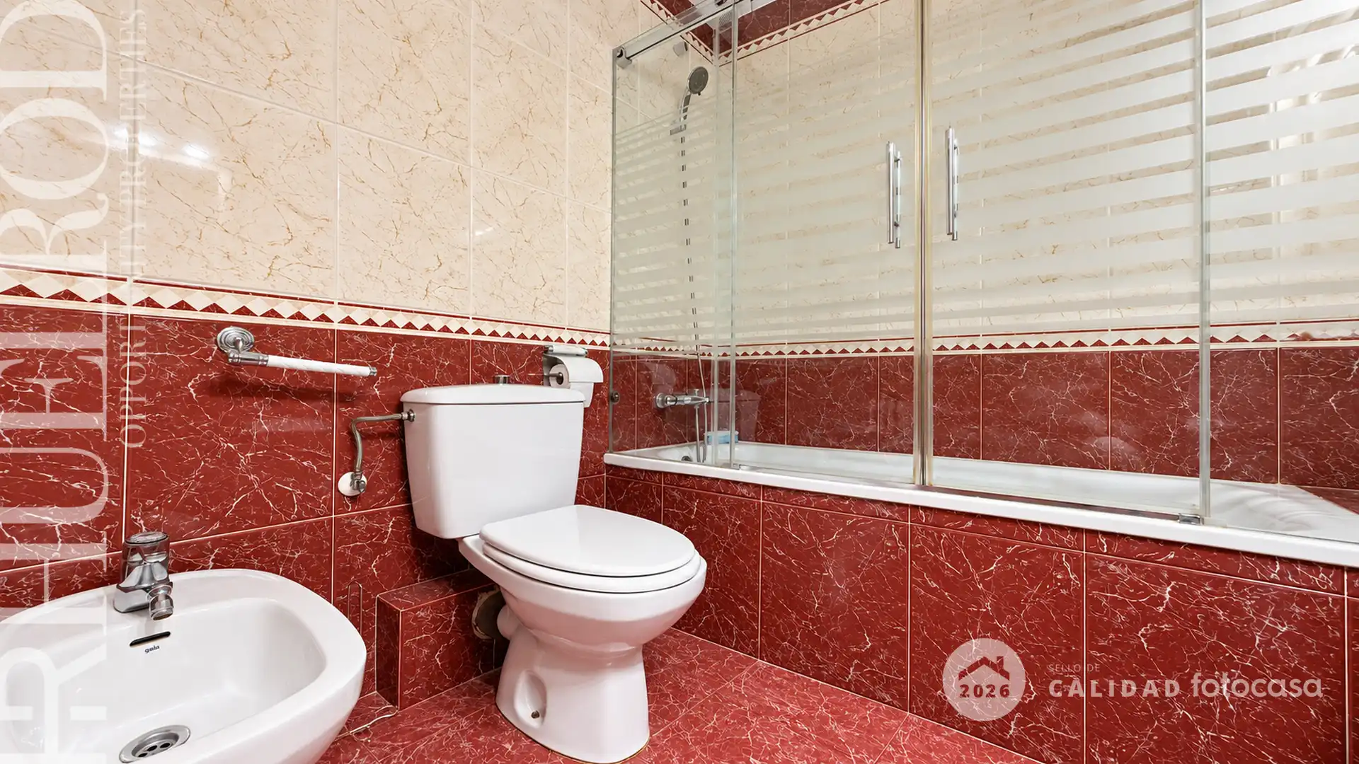 Baño de Casa adosada en venta en Cerdanyola del Vallès con Aire acondicionado, Calefacción y Jardín privado