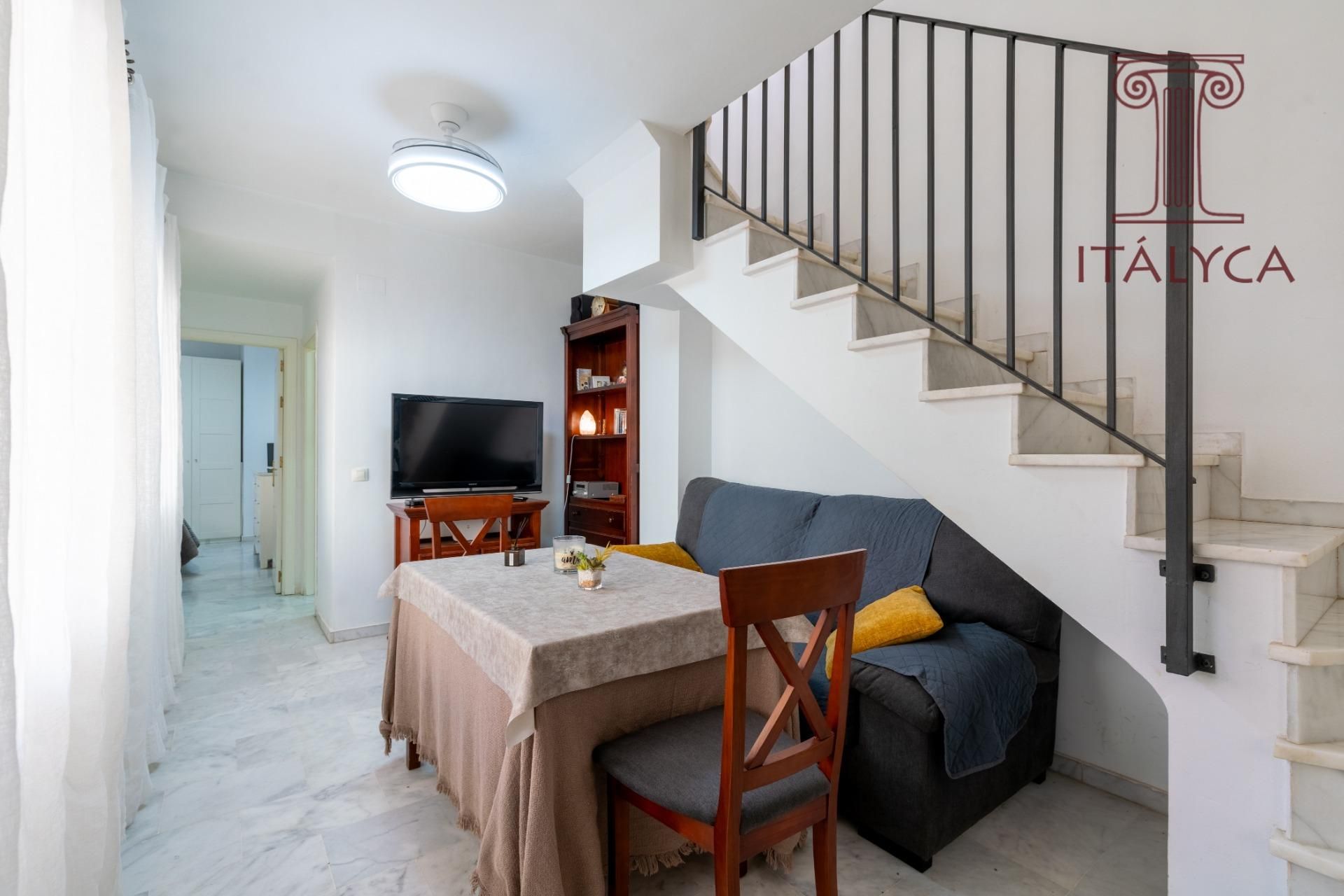 Sala d'estar de Dúplex en venda en Sanlúcar la Mayor amb Aire condicionat, Terrassa i Traster